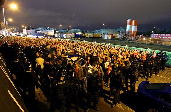 Policií obklíčení fanoušci Slavie museli po utkání nejprve počkat před stadionem až odejdou jejich rivalové ze Sparty. Teprve potom je policie vytlačila k nejbližší stanici metra a do okolních ulic.