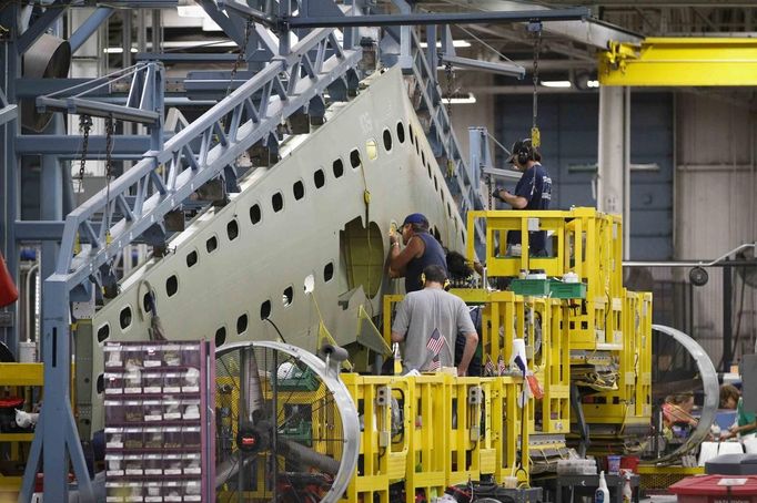 Cessna employees work on a tail section during a tour of the Cessna business jet assembly line at their manufacturing plant in Wichita, Kansas August 14, 2012. One of Cessna Aircraft Company CEO and president Scott Ernes' first moves after joining in May 2011 was to carve Cessna up into five units, each of which run by an executive who was responsible for whether the unit reported a profit or loss. Picture taken August 14, 2012. REUTERS/Jeff Tuttle (UNITED STATES - Tags: TRANSPORT BUSINESS) Published: Srp. 22, 2012, 11:40 dop.