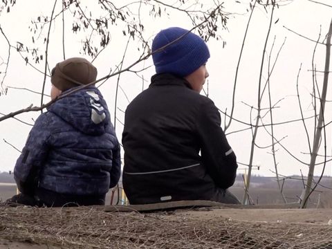 "Otce pomstíme." Ukrajinští bratři poznali jen pandemii a válku, školu nikdy neviděli