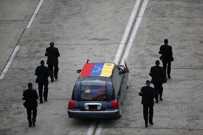 Čestná stráž doprovází auto vezoucí rakev s tělem posledního venezuelského prezidenta Huga Cháveze během pietního aktu, jež se konal 15. března v Caracasu.