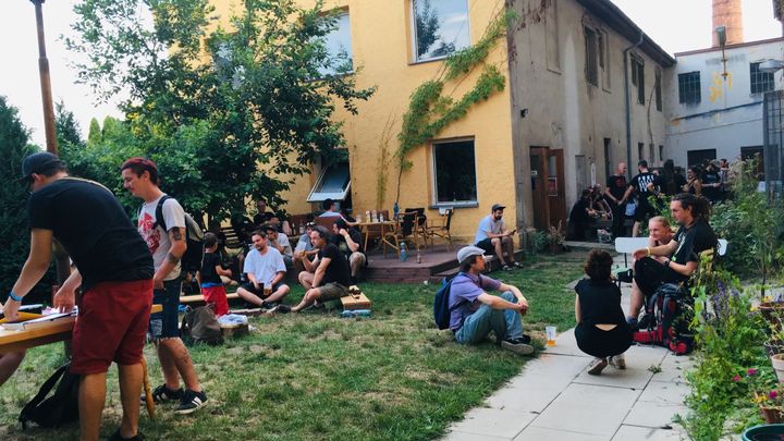 Foto: Z opuštěné staré textilky udělali komunitní centrum. Z dělnických sprch je bar; Zdroj foto: Komunitní a kulturní prostor Karnola, Hranice