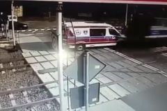 Video: Sanitka v Polsku vjela na železniční přejezd, čelně ji srazil vlak