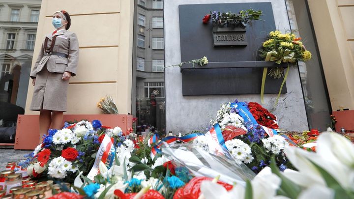 Obrazem: 17. listopad jinak. Svíčky na Národní třídě hoří, oslavy ale budou on-line