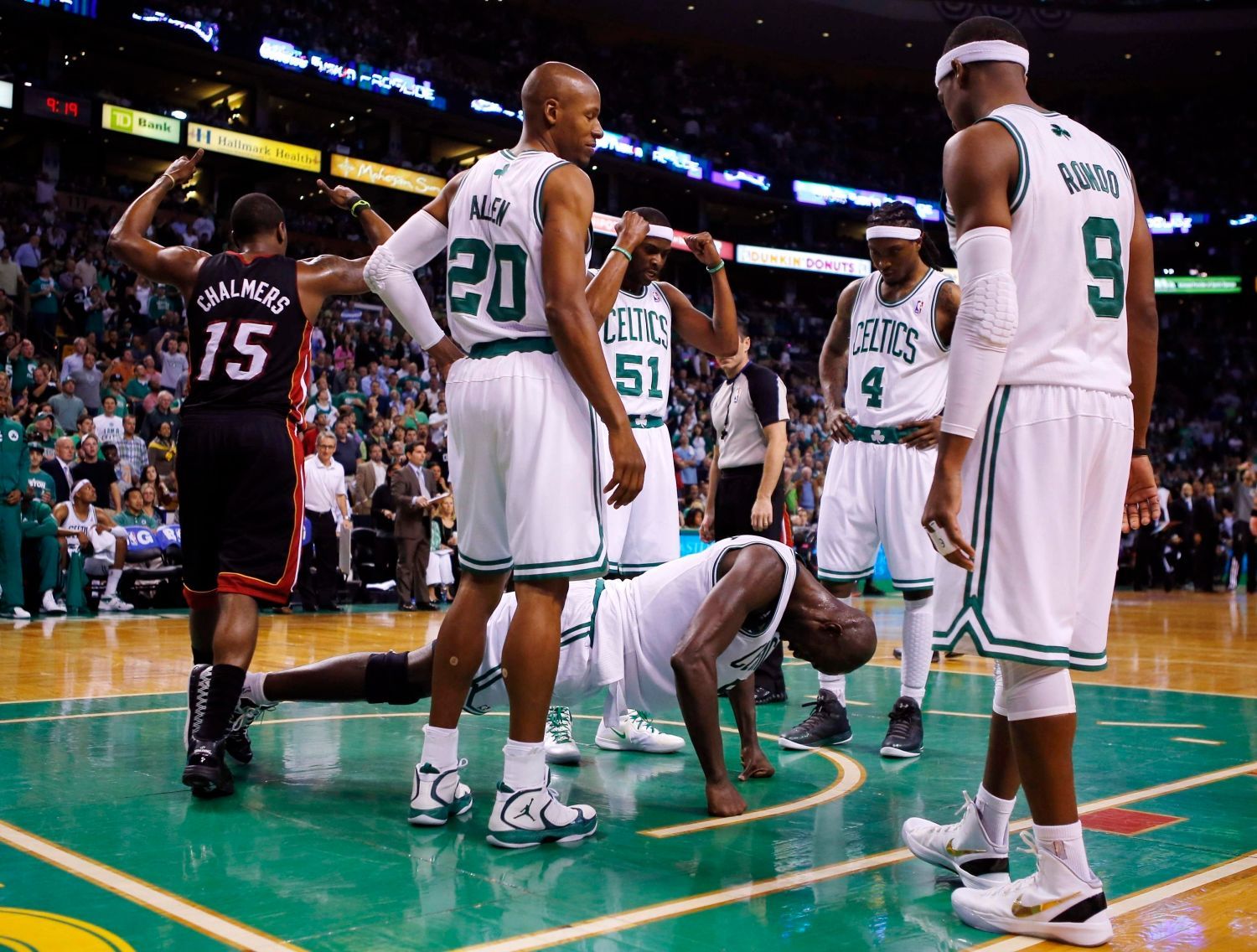 Basketbalista Kevin Garnett z Bostonu dělá kliky během utkání s Miami v semifinále play-off NBA 2012.