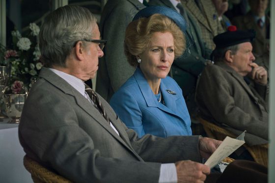 Gillian Andersonová jako Margaret Thatcherová a Stephen Boxer v roli Denise Thatchera.