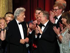 Tom Stoppard (vlevo) přebírá cenu Tony za hru Leopoldstadt. 