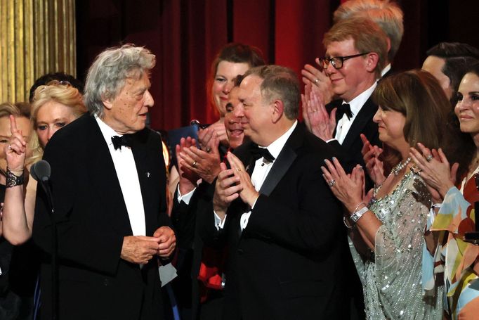 Tom Stoppard přebírá cenu Tony za hru Leopoldstadt.