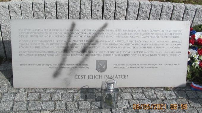 Text na pomníku připomíná Pražské povstání a 300 vlasovců, kteří při něm padli.