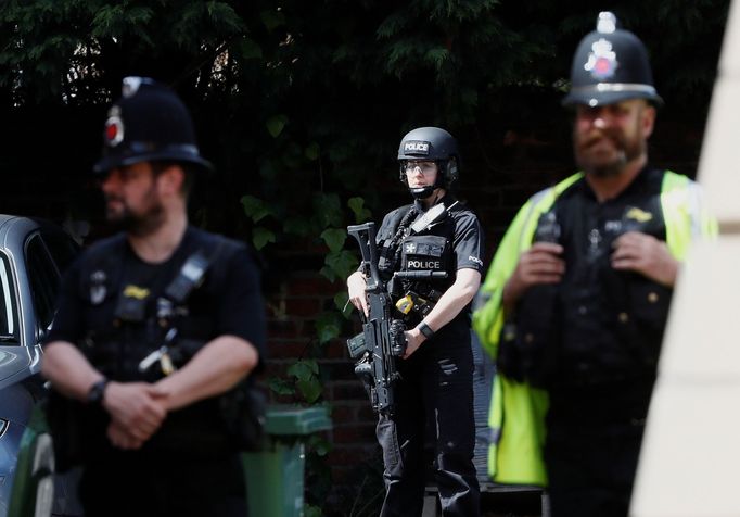 Policie a protiteroristické jednotky provedly několik razií na jižním předměstí Manchesteru.