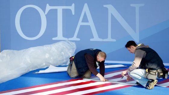 Dělníci chystají kulisy pro politiky na summitu NATO ve Štrasburku