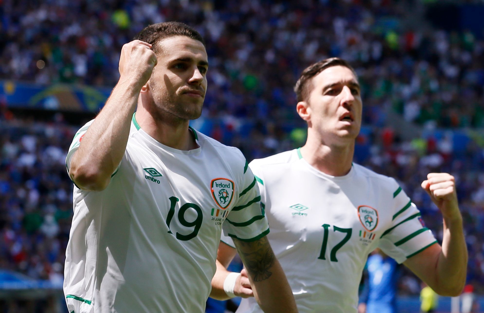 Euro 2016, Francie-Irsko: Robbie Brady a Stephen Ward slaví gól na 0:1