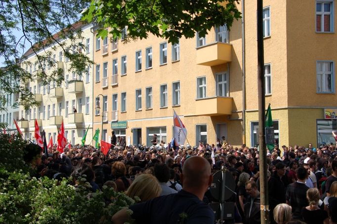 Antidemonstrace levice proti NPD (zelené vlajky: Strana zelených, červené: SPD - Sozialdemokratische Partei Deutschlands)