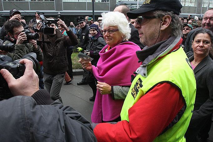 Petr Gandalovič a komisařka Mariann Fischer-Boel prchají před demonstranty