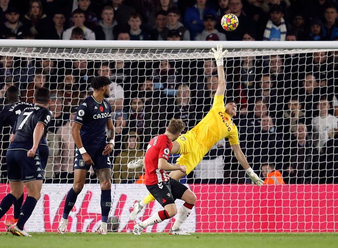 Brankář Emiliano Martinez z Aston Villy v akci v zápase v Southamptonu