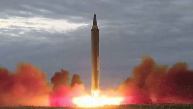 Severokorejská státní televize zveřejnila záběry rakety středního doletu, která měla v úterý přeletět nad hlavami Japonců z ostrova Hokkaidó.