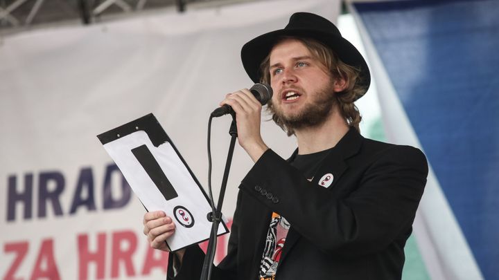 Milion chvilek vylepil na protest proti Babišovi asi v 30 městech exekuční pásky; Zdroj foto: Jakub Plíhal