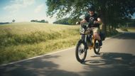 Elektrický moped může jet rychlostí 45 km/h, firma nově přišla s variantou se sníženým výkonem a rychlostí 25 km/h, na řízení není potřeba vlastnit řidičský průkaz.