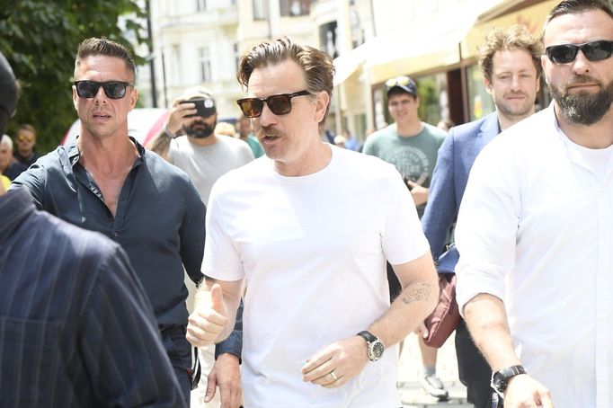 Ewan McGregor po příjezdu do Karlových Varů překvapil mnohé fanoušky svým knírem.