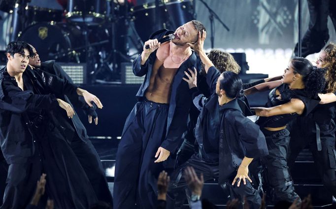 Imagine Dragons při vystoupení s raperem JIDem na předávání cen American Music Awards v roce 2022.