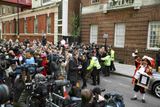 Novináři a příznivci britské královské rodiny, kteří už několik dnů obléhali nemocnici sv. Marie v londýnském Paddingtonu, se dočkali.