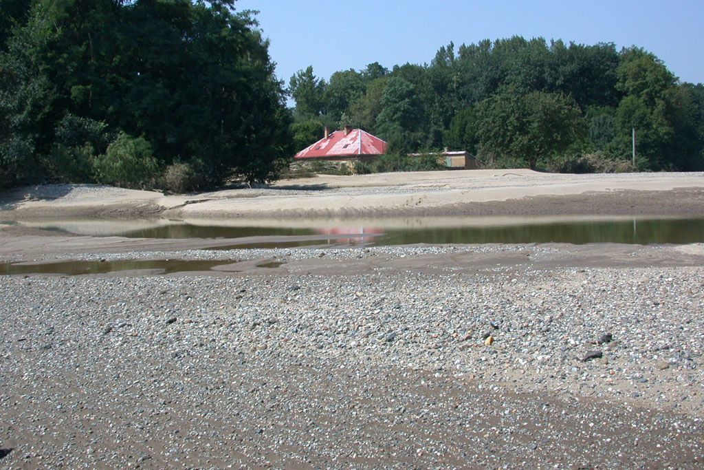 Zámek Veltrusy deset let po povodni