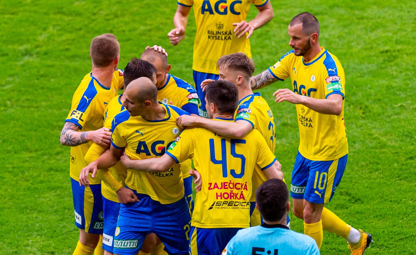 Hráči Teplic slaví gól v zápase 23. kola první ligy Teplice - Liberec.