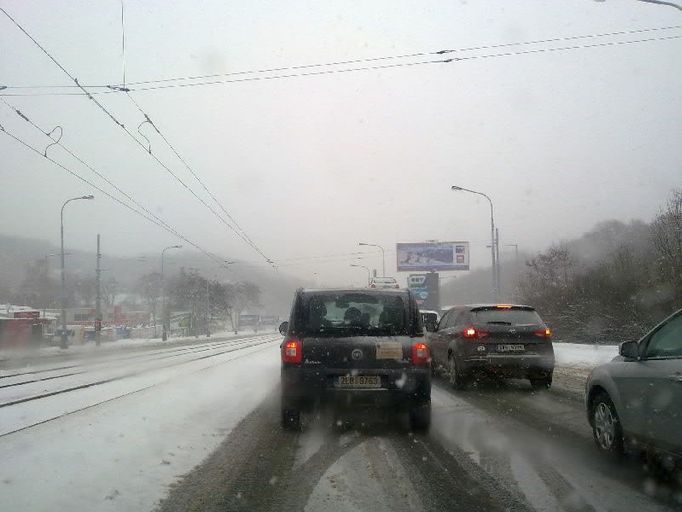 Kolona v Plzeňské ulici v Praze