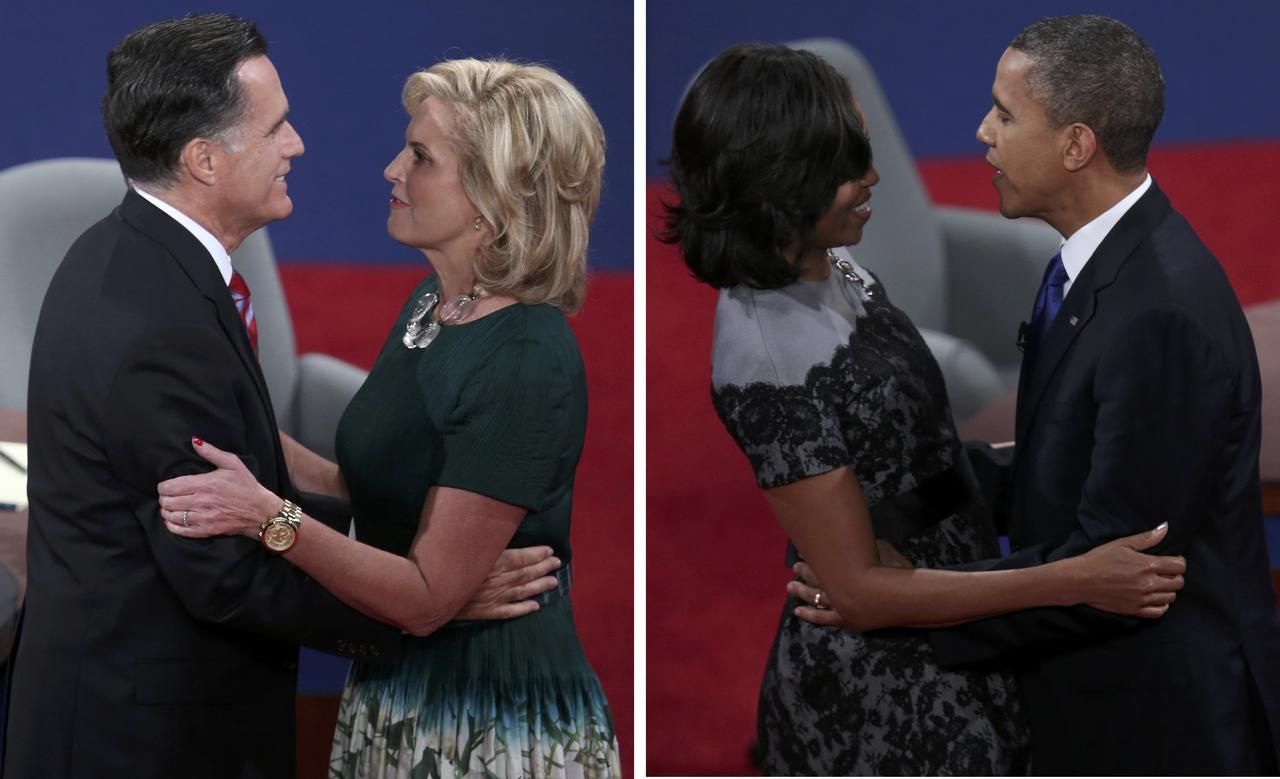 Mitt Romney a Barack Obama se zdraví se svými manželkami po skončení třetí televizní debaty