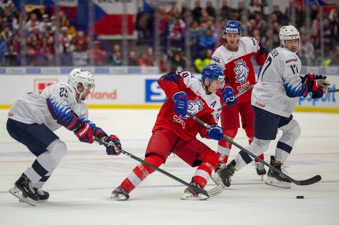 Bobby Brink (23) a Jan Jeník v zápase MS 20 Česko - USA