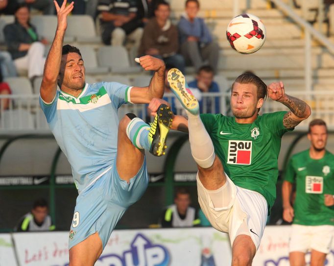 Fotbal, EL, Jablonec - Betis Sevilla: Vít Beneš - Jorge Molina (vlevo)