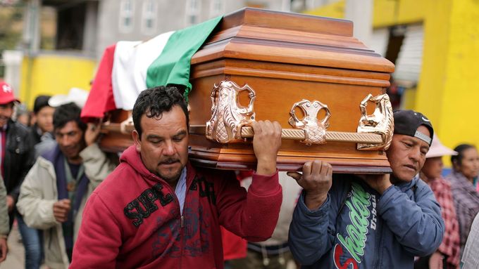 Pohřeb mexického aktivisty Homera Gómeze.