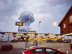 Snímek stoupajících oblaků kouře, které unikaly z hořící továrny na hnojiva. Fotografii pořídil ve středu svým mobilním telefonem Andy Bartee.
