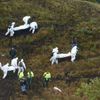 Záchranáři odnáší oběti pádu letadla, které havarovalo v Kolumbii.