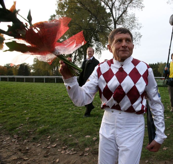 Žokej Josef Váňa na Tiumenovi během Velké pardubické 2012.