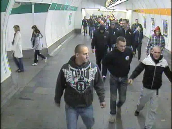 Fotbaloví fanoušci v metru