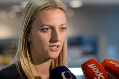 Kvitová se vrátí nejdřív za půl roku, tvrdí chirurg, který ji operoval. Rizik je mnoho