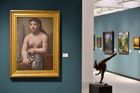 Na snímku vlevo je obraz Stojící žena od Pabla Picassa v expozici 1918-1938: První republika.