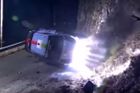 Video: Tragédie na úvod Rallye Monte Carlo. Auto rozdrtilo diváka o skálu
