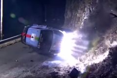 Video: Tragédie na úvod Rallye Monte Carlo. Auto rozdrtilo diváka o skálu