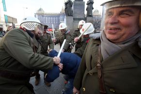Fotoblog: Milice a VB zakročily proti živlům. Policejní brutalita v připomínce komunistického puče