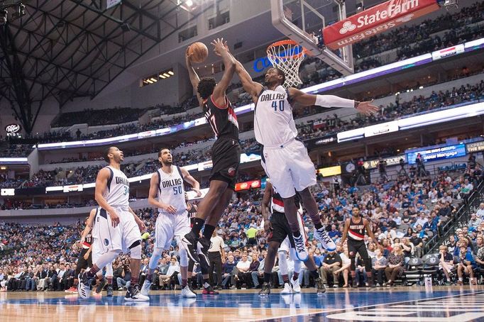 Ed Davis z Portlandu a Harrison Barnes z Dallasu v NBA