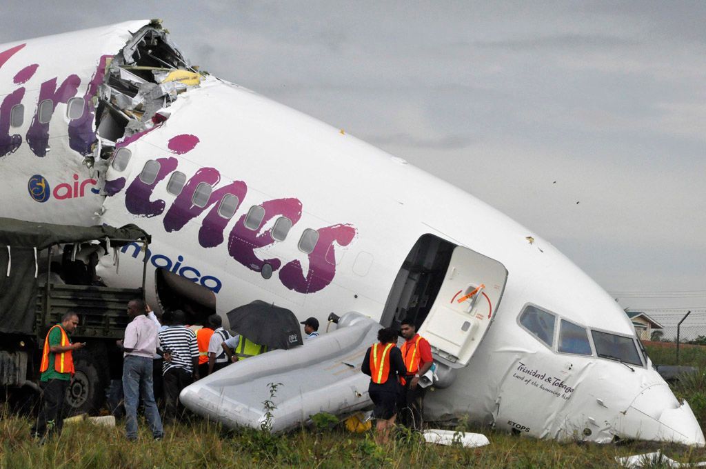 Boeing se po přistání rozlomil, lidé zázračně přežili