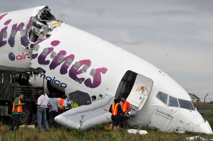 Tak vypadá rozlomený boeing.