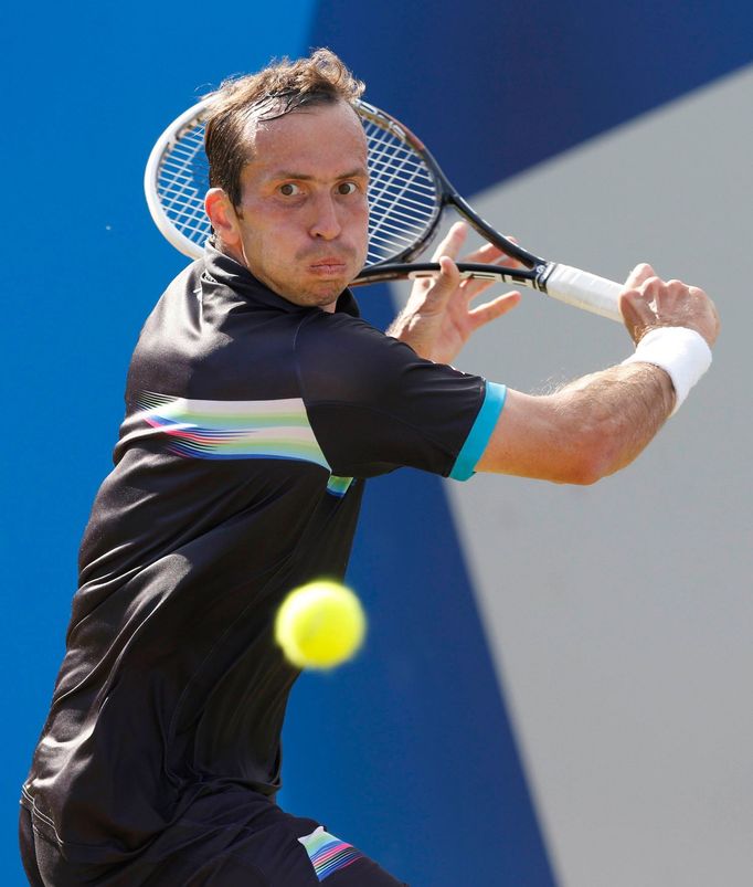 Czech Republic's Radek Stepanek returns the ball to Britain's Andy Murray during their match at the Queen's Club Championships in west London June 12, 2014. REUTERS/Suzan