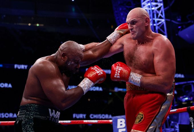 Zápas Tyson Fury (červené trenky) - Derek Chisora o titul šampiona WBC