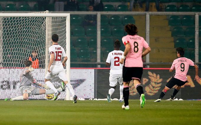 Paulo Dybala (9) z Palerma skóruje do sítě brankáře AS Řím Morgana De Sanctise.