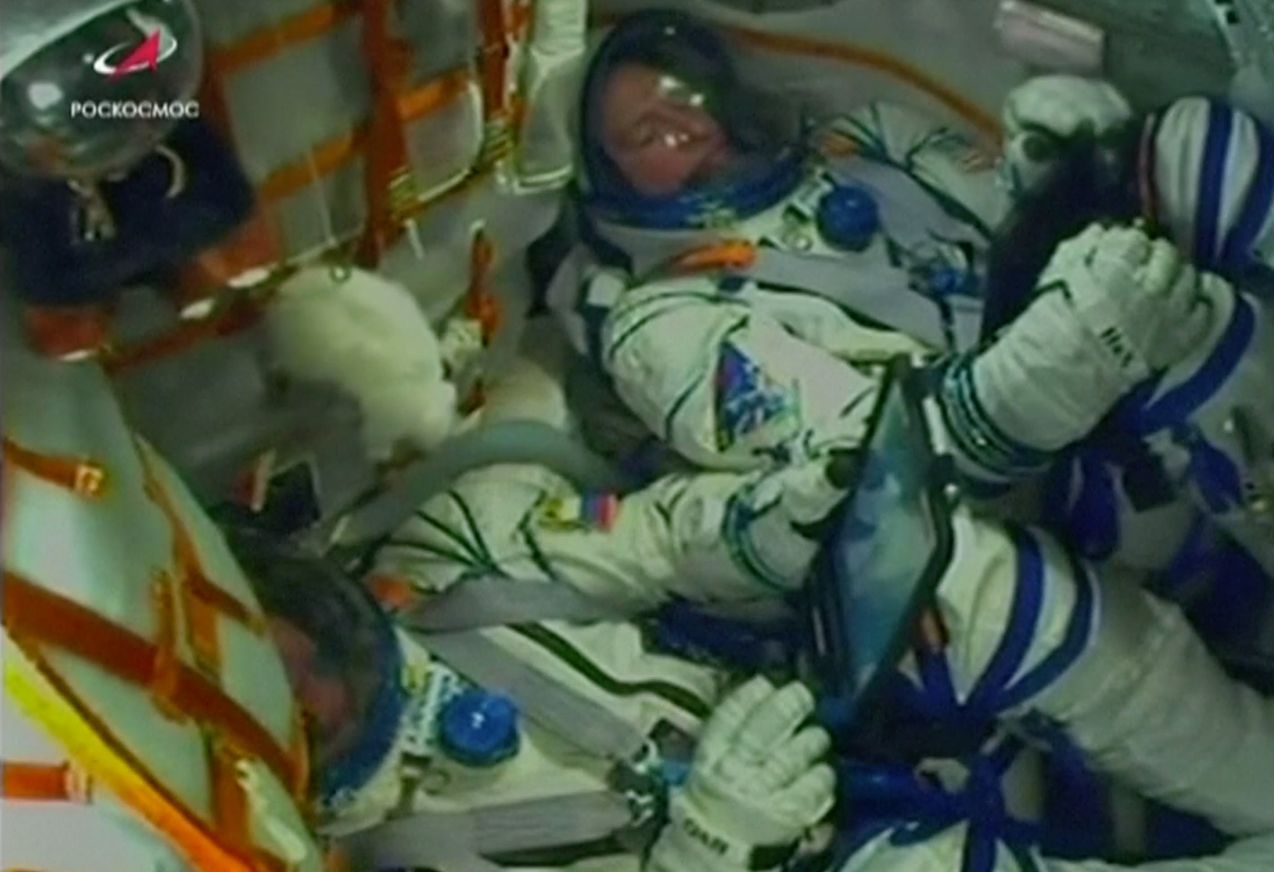 Americký astronaut Nick Hague a ruský kosmonaut Alexej Ovčinin při startu rakety Sojuz.