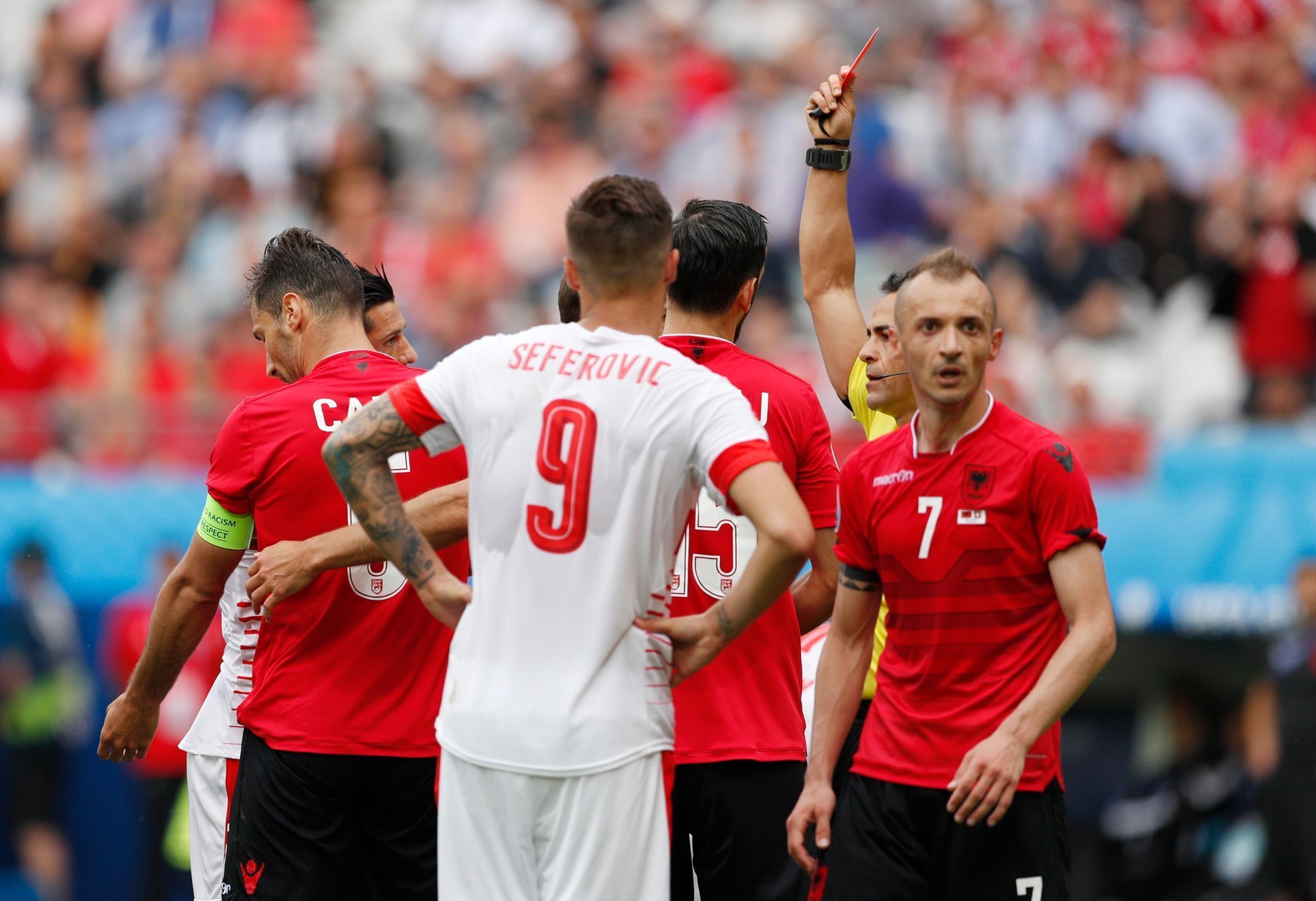 Euro 2016, Švýcarsko-Albánie: rozhodčí Carlos Velasco vylučuje Albánce Lorika Canu