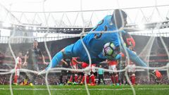 Petr Čech inkasuje z přímého kopu v zápase se Southamptonem