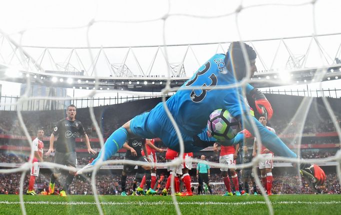 Petr Čech inkasuje z přímého kopu v zápase se Southamptonem.